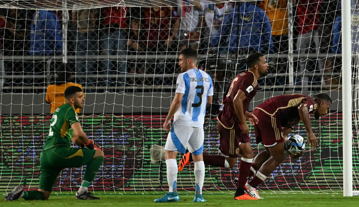 Penyerang Venezuela, Salomon Rondon (kanan) melakukan selebrasi setelah mencetak gol pada pertandingan sepak bola kualifikasi Piala Dunia FIFA 2026 zona Amerika Selatan melawan Argentina di stadion Monumental de Maturin, Venezuela, pada Kamis 10 Oktober 2024 atau Jumat (11/10/2024) pagi WIB. (JUAN BARRETO/AFP)