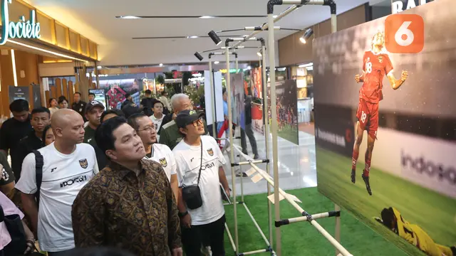 Foto: Ketua PSSI Terpukau dengan Karya Foto di Pameran Foto 90' & Beyond
