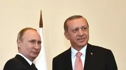 Presiden Rusia, Vladimir Putin dan Presiden Turki Tayyip Erdogan bersalaman saat menggelar pertemuan di St. Petersburg, Rusia, (9/8). Hubungan kedua negara sempat tegang akibat penembakan jet tempur Rusia oleh militer Turki. (AFP PHOTO/ALEXANDER NEMENOV)