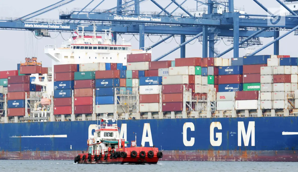 Tumpukan peti barang ekspor impor di Pelabuhan Tanjung Priok, Jakarta, Senin (17/7). Ekspor dan impor masing-masing anjlok 18,82 persen dan ‎27,26 persen pada momen puasa dan Lebaran pada bulan keenam ini dibanding Mei 2017. (Liputan6.com/Angga Yuniar)