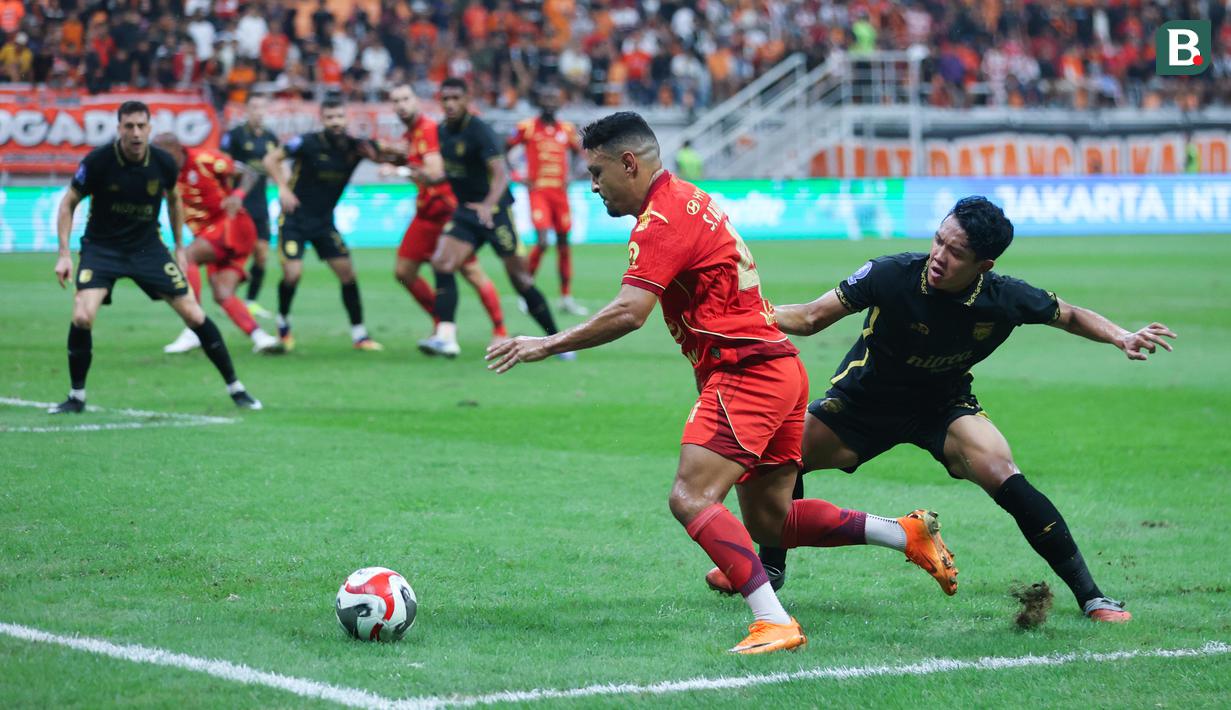 Pemain Persija Jakarta, Alaaeddine Ajaraie, berusaha melewati pemain Borneo FC Samarinda, Alfarezzi Buffon, dalam laga pekan ke-24 BRI Super League di Jakarta International Stadium (JIS), Selasa (3/3/2026). (Bola.com/M Iqbal Ichsan)