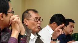 Ketua Satlak Prima, Achmad Sutjipto (kedua kiri) memaparkan persiapan jelang Olimpiade Rio de Janeiro 2016 di PP ITKON, Jakarta, Rabu (2/12/2015). Rapat bersama perwakilan Kemenpora, KOI dan Chief de Mission. (Liputan6.com/Helmi Fithriansyah)