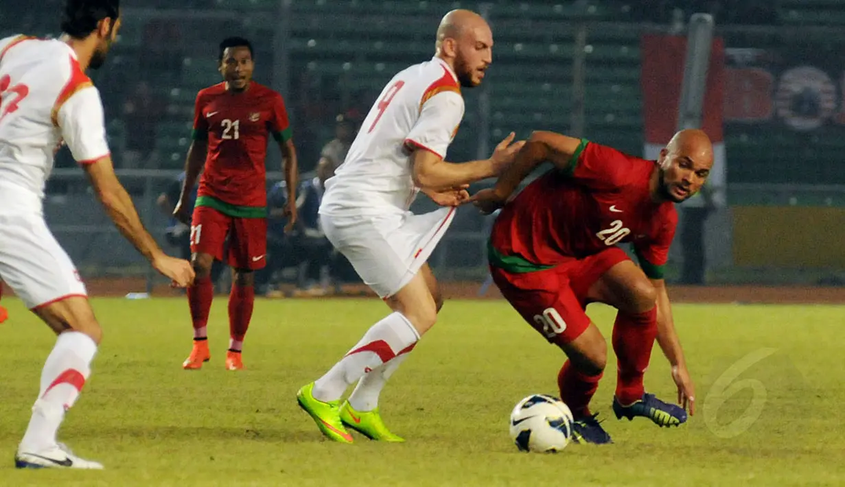 Penyerang timnas Indonesia, Sergio Van Dijk (kanan) berusaha melewati hadangan Nasouh Nkdhle (Suriah) saat berlaga di Stadion GBK Jakarta, (15/11/2014). Timnas Indonesia kalah 0-2 dari Suriah. (Liputan6.com/Helmi Fithriansyah)