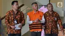 Komisioner KPU Wahyu Setiawan (rompi tahanan) dikawal petugas seusai menjalani pemeriksaan di gedung KPK, Jakarta, Rabu (15/1/2020). Wahyu Setiawan diperiksa perdana setelah ditetapkan sebagai tersangka terkait dugaan penerimaan suap penetapan anggota DPR terplih 2019-2020. (merdeka.com/Dwi Narwoko)