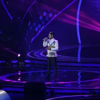 Abdul saat tampil di Result and Reunion Indonesian Idol 2018. (Foto: Deki Prayoga/Bintang.com)