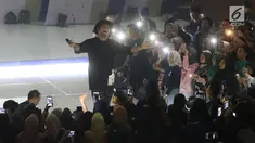 Musisi Virgoun saat bernyanyi pada gelaran EGTC Bandung 2018 di Graha Sanusi Hardjadinata, Universitas Padjajdaran, Bandung, Kamis (6/12). Virgoun membawakan tiga buah lagu diantaranya, Bukti dan Surat Cinta untuk Starla. (Liputan6.com/Helmi Fithriansyah)