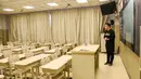 Guru Zhang Weibao mengikuti rekaman video pembelajaran daring di sebuah sekolah menengah di Urumqi, Daerah Otonom Uighur Xinjiang, China, 3 Februari 2020. Beberapa sekolah membuka kelas daring bagi para siswa yang bersiap mengikuti ujian masuk untuk mencegah penyebaran virus corona (Xinhua/Ding Lei)