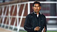 Eks bintang Arema dan Timnas Indonesia, Singgih Pitono, bangga dengan sebutan pelatih kampung. (Bola.com/Robby Firly)