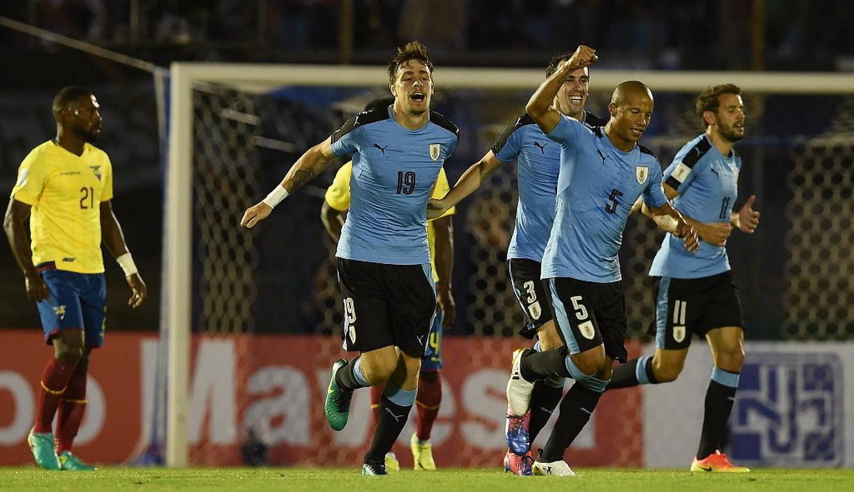 Pemain Uruguay merayakan gol yang dicetak Sebastian Coates ke gawang Ekuador dalam laga Kualifikasi Piala Dunia 2018 di Montevideo, Jumat (11/11/2016) pagi WIB. (AFP/Miguel Rojo)