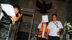 Tersangka Memi istri dari Direktur Utama CV Semesta Berjaya, Xaveriandy Susanto penyuap Irman Gusman usai diperiksa  di Gedung KPK, Jakarta, Rabu (4/10). Memi menutup wajahnya usai diperiksa KPK. (Liputan6.com/Helmi Afandi)