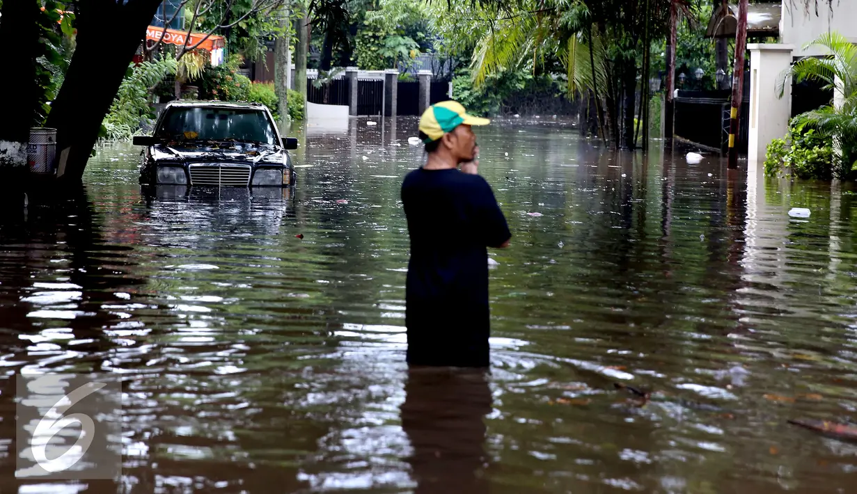 Sebuah mobil terendam banjir di kawasan di Hang Lekiu, Kebayoran Baru, Jakarta, Jumat (11/11). Hujan deras disertai angin yang mengguyur wilayah Jakarta, mengakibatkan daerah ini banjir. (Liputan6.com/Johan Tallo)