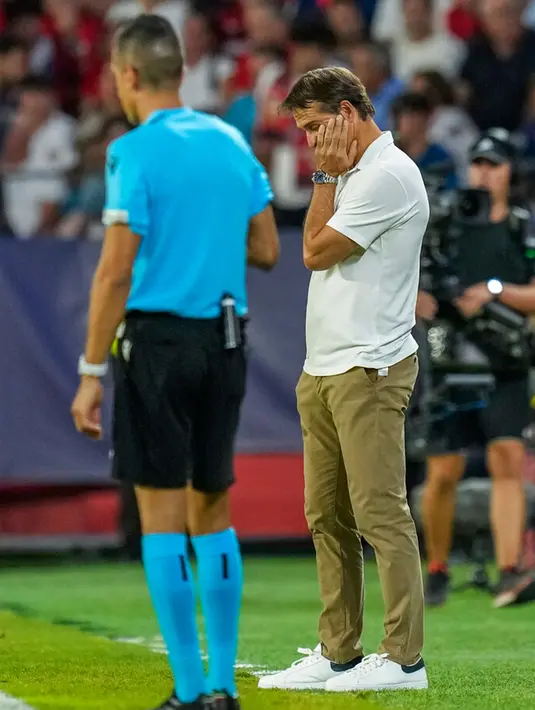 <p>Reaksi pelatih kepala Sevilla Julen Lopetegui usai melawan Borussia Dortmund pada pertandingan Grup G Liga Champions di Stadion Ramon Sanchez Pizjuan, Sevilla, Spanyol, 5 Oktober 2022. Kekalahan Sevilla dari Borussia Dortmund menjadi akhir dari perjalanan Julen Lopetegui di Sevilla yang dimulai pada Juni 2019. (AP Photo/Jose Breton)</p>