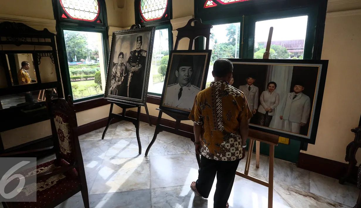 Pengunjung melihat lukisan di Istana Siak Sri Indrapura, Riau, Kamis (21/7). Istana Siak menyimpan banyak peninggalan sejarah dari Kerajaan Siak. (Liputan6.com/Faizal Fanani)