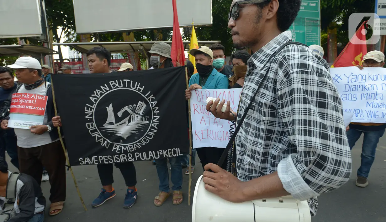 Massa nelayan tradisional teluk Jakarta melakukan aksi di depan Polda Metro Jaya, Jakarta, Rabu (4/12/2019). Aksi ini menuntut pembebasan rekan mereka yang ditahan karena memberhentikan kapal tongkang Batu Merah saat  melakukan aktivitas tanpa sosialisasi kepada masyarakat. (merdeka.com/Imam Buhori)