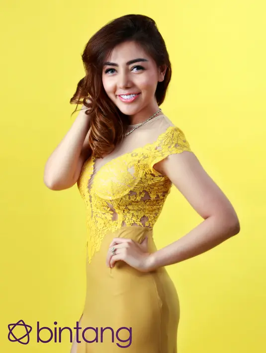 Bella di dampingi kuasa hukumnya, Herdiyan Saksono, SH MH dan Natasha Pramudita, SH MH Selasa (16/2/2016) pagi mendaftarkan gugatan cerai  ke Pengadilan Agama Jakarta Selatan (PA). (Foto: Fathan Rangkuti/Bintang.com)