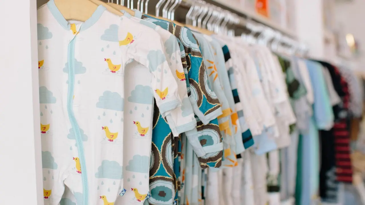 Bisa Tetap Stylish, Tips Anti Impulsif Belanja Baju Anak