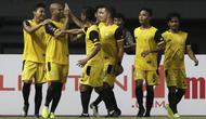 Para pemain Bhayangkara FC merayakan gol yang dicetak Anderson Sales ke gawang Bali United pada laga Piala Presiden 2019 di Stadion Patriot, Bekasi, Kamis (14/3). Bhayangkara menang 4-1 atas Bali. (Bola.com/Yoppy Renato)