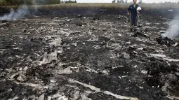 Puing-puing dari pesawat Malaysia Airlines MH-17 berserakan pasca ditembak jatuh di Grabovo, wilayah Donetsk, Ukraina, Kamis (17/7/14). (REUTERS/Maxim Zmeyev)