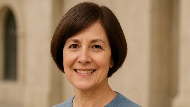 Model Rambut Bob Nungging Pendek untuk Ibu-ibu Usia 50 Tahun