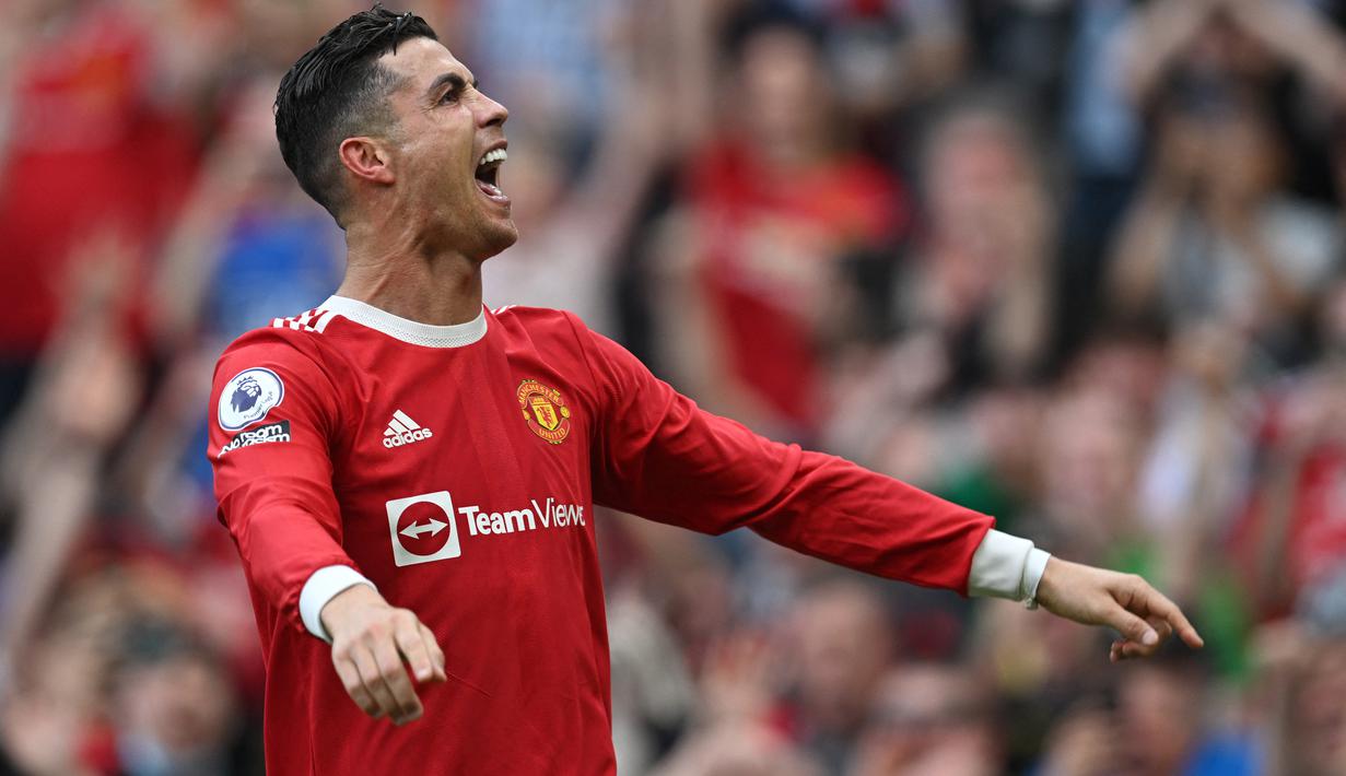 Cristiano Ronaldo. Striker Portugal berusia 37 tahun ini pernah dua kali memperkuat Manchester United sepanjang kariernya. Di periode pertamanya ia bertahan 6 musim mulai 2003/2004 hingga 2008/2009 usai didatangkan dari Sporting Lisbon dan total tampil dalam 292 laga di semua ajang dengan mencetak 118 gol. Sementara periode keduanya baru berjalan 1 musim sejak didatangkan dari Juventus pada awal musim 2021/2022. Ia total tampil dalam 39 laga di semua ajang pada periode keduanya dengan mencetak 24 gol dan 5 assist. (AFP/Paul Ellis)