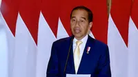 Presiden Joko Widodo atau Jokowi memakai dasi bewarna kuning saat bertolak ke Tokyo, Jepang dari Pangkalan TNI AU Halim Perdanakusuma Jakarta, Sabtu (16/12/2023). (Foto: Biro Pers Sekretariat Presiden).