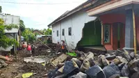 Rumah salah satu warga di kelurahan Sobo Banyuwangi rusak akibat dihantam banjir pekan lalu. (Hermawan Arifianto/Liputan6.com)