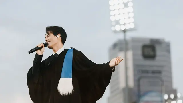 7 Momen Artis Thailand Win Metawin Rayakan Wisuda dengan Fans, Jadi Sorotan
