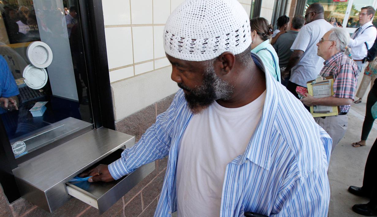 Khald Abutai mendapatkan empat tiket pemakaman petinju legendaris Muhammad Ali di Freedom Hall, Louisville, Kentucky, Selasa (7/6). Keluarga telah menyiapkan 14.000 tiket untuk acara pemakaman Muhammad Ali pada 10 Juni mendatang. (REUTERS/John Sommers II)