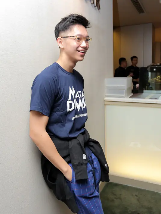 "Belajar di situ. Karena ini kan ceritanya tentang arek-arek Suroboyo. Kalau sebagai pemain kita langsung masuk ke terjun ke lapangan dimana semuanya bahasa Jawa jadi langsung ngikut," ujar Brandon. (Deki Prayoga/Bintang.com)