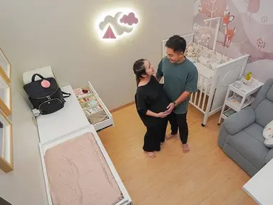 Dekorasi kamar didominasi oleh warna pink lembut, menciptakan kesan hangat dan manis. Detail seperti kursi menyusui yang empuk, tempat tidur bayi yang elegan, serta beberapa elemen dekoratif lainnya menunjukkan dedikasi pasangan ini dalam mempersiapkan kebutuhan si kecil. (Liputan6.com/IG/@gritteagathaa)