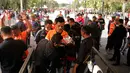 Ratusan The Jakmania ikuti pemeriksaan saat memasuki stadion sebelum menonton Piala AFC 2018 antara Persija Jakarta vs Song Lam Nghe An di Stadion Utama GBK, Rabu (14/3/2018). Panpel menjual sekitar 65.000 lembar tiket. (Bola.com/Surya Bima Mahendarta)