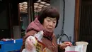 Seorang warga bernama Saeko Takahashi memisahkan sampah ke dalam kotak-kotak yang berbeda di dapur rumahnya di kota Kamikatsu, Prefektur Tokushima, 14 Maret 2019. Penduduk kota di barat daya Jepang ini memiliki visi menjadi tempat tanpa limbah pada 2020 mendatang. (Kazuhiro NOGI/AFP)