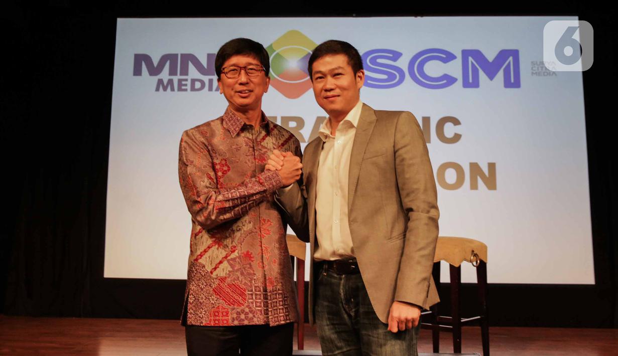 CEO PT Surya Citra Media Tbk Sutanto Hartono (kiri) bersalaman dengan Direktur Utama PT Media Nusantara Citra Tbk David Fernando Audy usai menandatangani MoU kerja sama di Jakarta, Kamis (12/12/2019). SCM dan MNC menjalin kerja sama untuk meningkatkan sektor bisnis. (Liputan6.com/Faizal Fanani)
