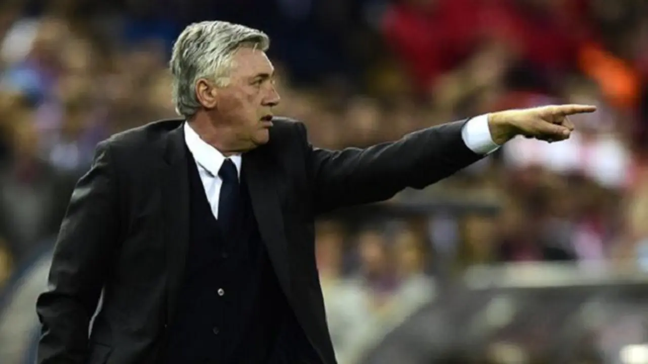 Carlo Ancelotti Memberikan Instruksi Madrid vs Atletico (Javier Soriano/AFP/Getty Images)