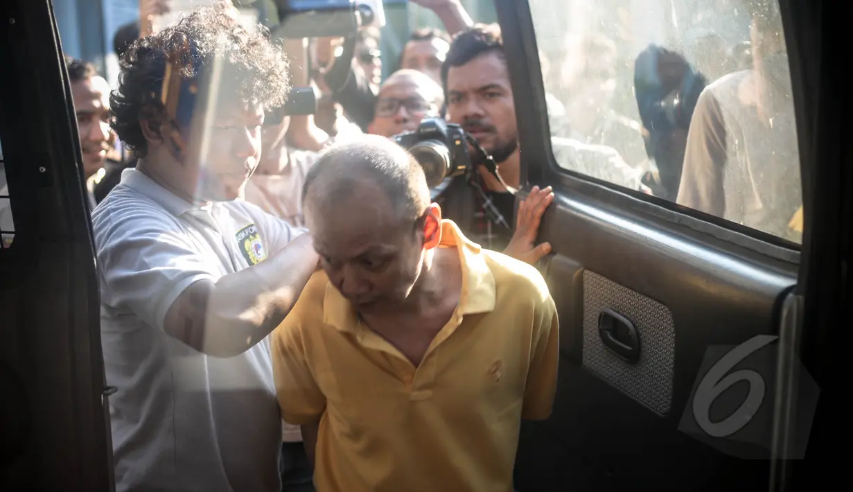 Tersangka Asiong alias Cecep Setiawan saat dibawa kedalam mobil tahanan di Rumah Tahanan (Rutan) Salemba, Jakarta , Jumat (10/4/2015). Tim Bareskrim Mabes Polri mengamankan kaki tangan Freddy Budiman yaitu Kim dan A cuan. (Liputan6.com/Faizal Fanani)