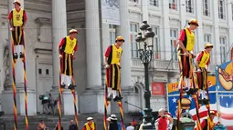 Sejumlah orang bermain enggrang selama perayaan Hari Nasional Belgia di Brussels, Kamis (21/7). Belgia dalam status waspada sejak tragedi Bom Brussels yang menewaskan 34 orang pada 22 Maret 2016 lalu. (Foto: Arie Asona)