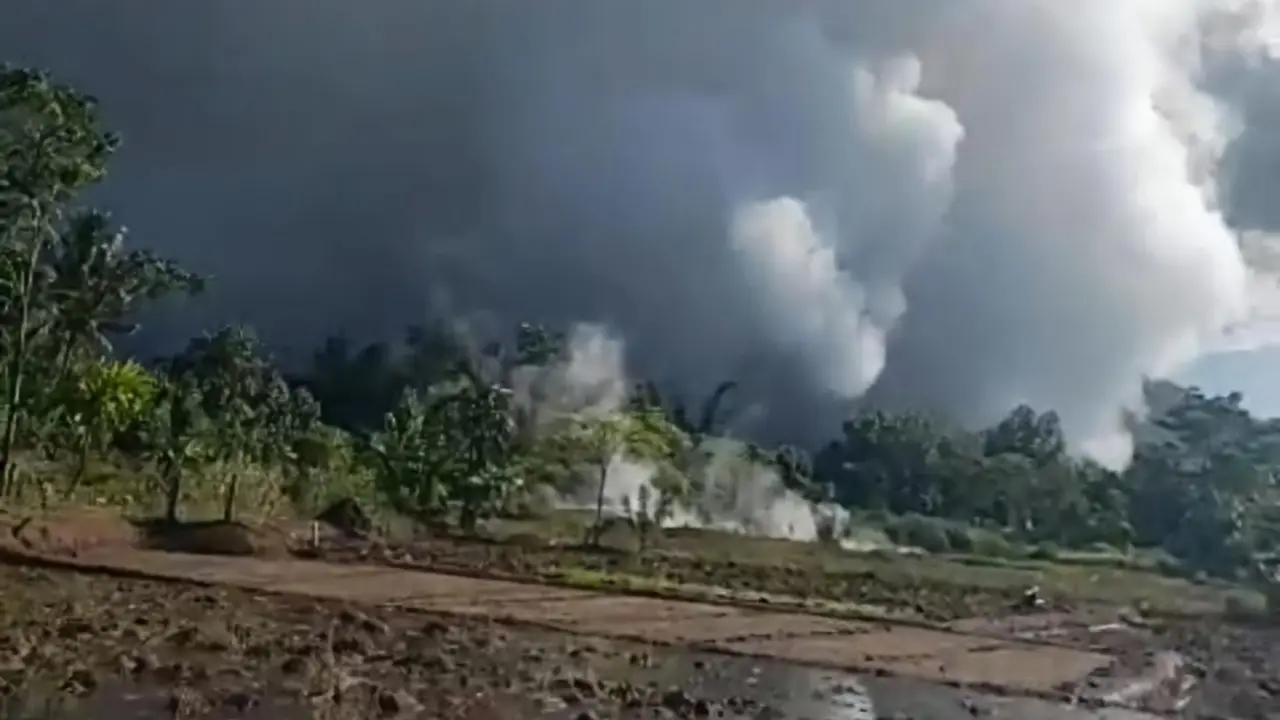 Penampakan asap tebal yang berasal dari erupsi wisata kawah keramikan di Kecamatan Suoh, Lampung Barat. Foto : (Istimewa)