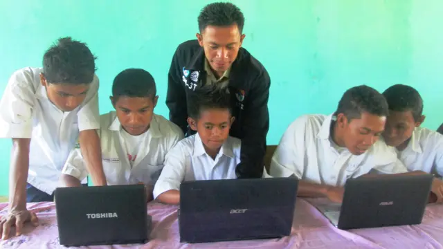 [Foto] Potret Mengajar Peserta Sarjana Mendidik di Daerah