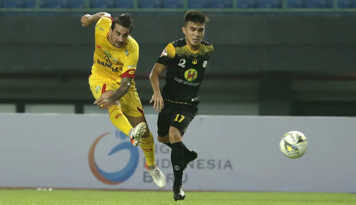 Gelandang Bhayangkara FC, Flavio Junior, melepas tendangan saat melawan Barito Putera pada laga Liga 1 2019 di Stadion Patriot, Bekasi, Selasa (29/5). Bhayangkara menang 4-2 atas Barito. (Bola.com/Yoppy Renato)