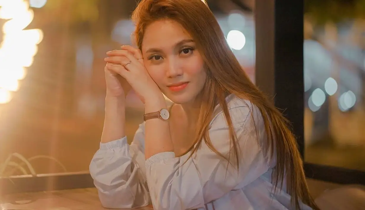 Dara Rafika kini kerap wara wiri di layar kaca maupun dari panggung ke panggung. Ia pun terus mengeluarkan karya-karyanya di industri musik dangdut  tanah air. (Liputan6.com/IG/@darafu.91).