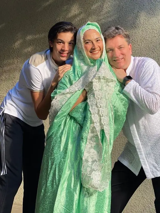 Saat merayakan Idul Adha tahun lalu, Maudy juga mengenakan busana muslim. Kompak bersama putra dan suaminya. (Instagram/maudykoesnaedi).