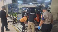 Jasad seorang remaja yang tewas akibat sejumlah luka bacok di tubuhnya dibawa ke RS Polri Kramatjati, Jakarta Timur. Remaja tersebut ditemukan dalam kondisi terluka diduga usai tawuran di sekitar pintu Tol Kebon Nanas, Jatinegara, Jakarta Timur pada pada Minggu (22/6/2025) dini hari. (Foto: Istimewa)
