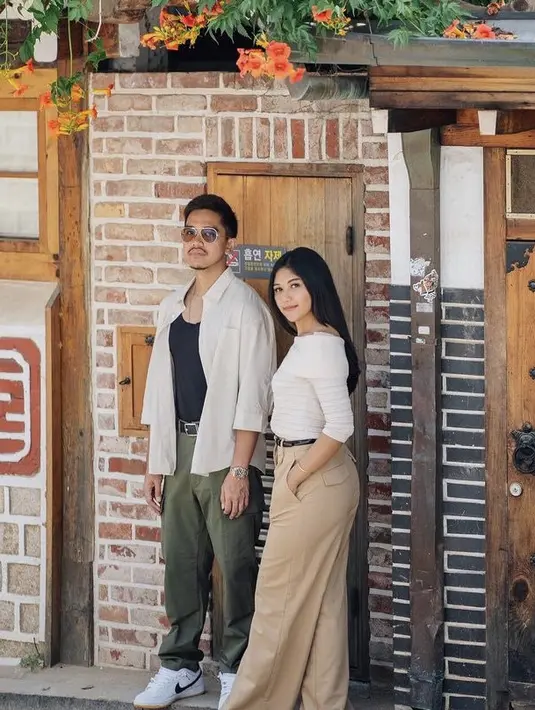 Keduanya nampak kompak mengenakan atasan putih, Kaesang dengan outer kemaja putih dipadukan inner hitam, dan Erina mengenakan off shoulder putih lengan 3/4.  (@kaesangp)