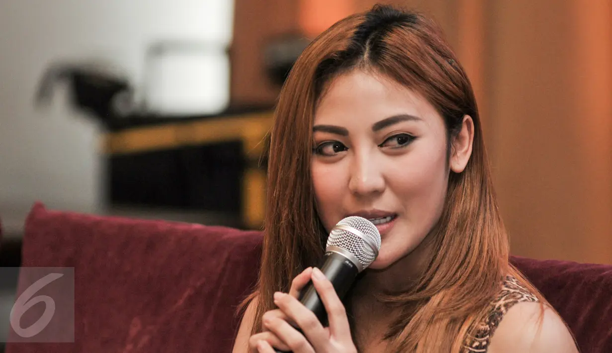 Resti Wulandari menjawab pertanyaan wartawan seputar perannya di film 'Generasi Kocak 90an vs Komika, Jakarta, (24/1). Rumah produksi K2K Picture menghadirkan film komedi yang menampilkan deretan pelawak senior dan komika. (Liputan6.com/Yoppy Renato)