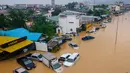 Sejumlah ahli mengatakan perubahan iklim akibat ulah manusia telah memperparah cuaca menjadi ekstrem, membuat kondisi semakin tidak terduga. Tampak foto udara yang diambil pada 26 November 2025 menunjukkan banjir yang merendam kendaraan di Hat Yai, Provinsi Songkhla, Thailand selatan. (Arnun Chonmahatrakool/THAI NEWS PIX/AFP)