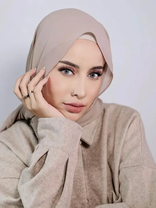 <p>Tidak suka warna gelap? Hijab warna soft seperti mocca ini sangat pas untuk si pemilik warna kulit kuning langsat. (Instagram/emyaghnia).</p>