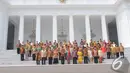 Presiden Joko Widodo dan Wakil Presiden Jusuf Kalla berpose bersama para Menteri didampingi pasangannya masing-masing, Jakarta, Senin (27/10/2014). (Liputan6.com/Herman Zakharia)