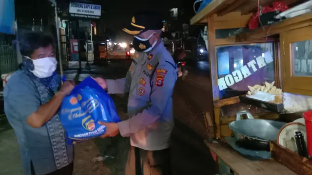 Pendapatan Pedagang Siomay dan Batagor Turun Drastis Selama PPKM Darurat. (Jumat, 23/07/2021). (Liputan6.com/Yandhi Deslatama).