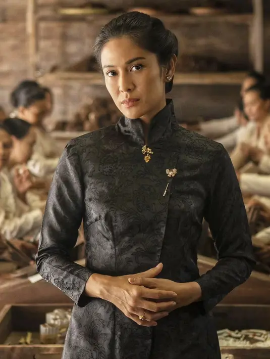 Pesona gadis Jawa dari Dian Sastrowardoyo di serial Gadis Kretek. Lewat serial ini, Dian Sastrowardoyo kembali mempopulerkan kebaya Janggan, terutama yang berwarna hitam atau gelap. [Foto: Instagram/hagaipakan]