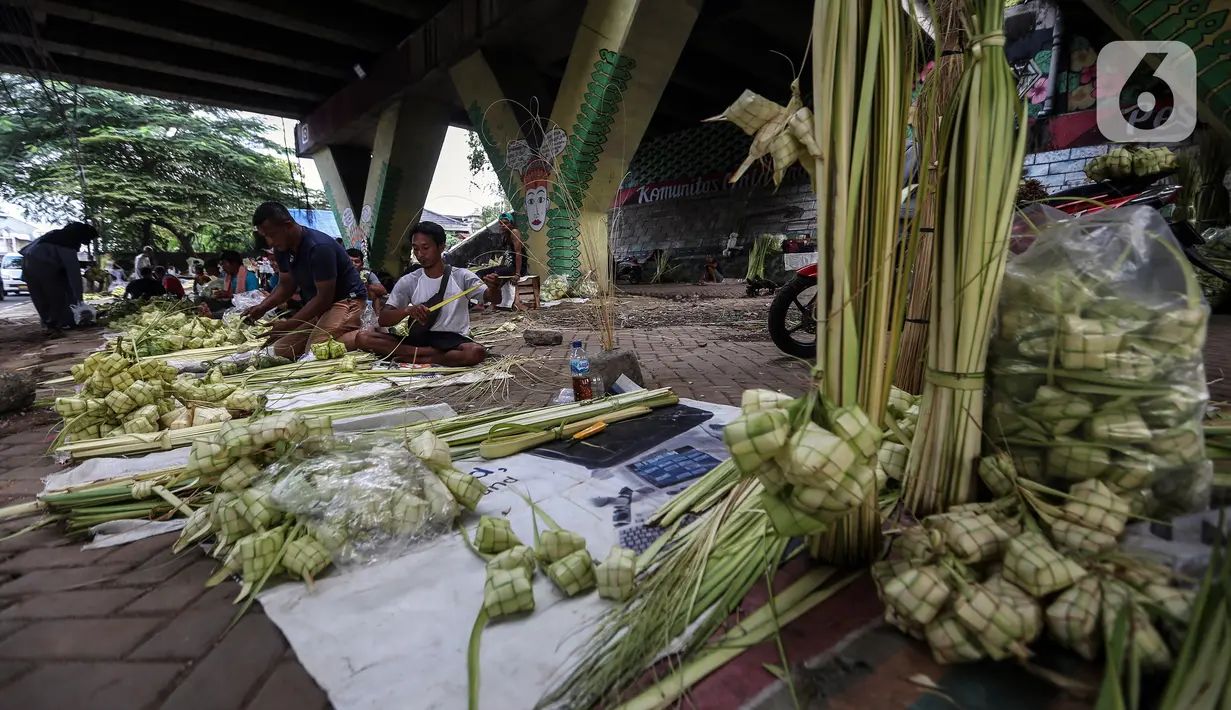 H-2 jelang Hari Raya Idul Fitri 1444 Hijriyah, perajin ketupat mulai menjamur di kawasan Pesanggrahan. (Liputan6.com/Johan Tallo)